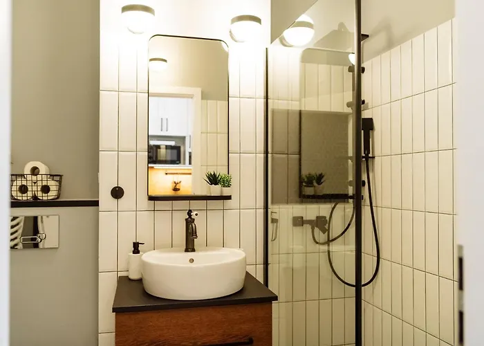 Santos - Old - View - Balcony - Netflix