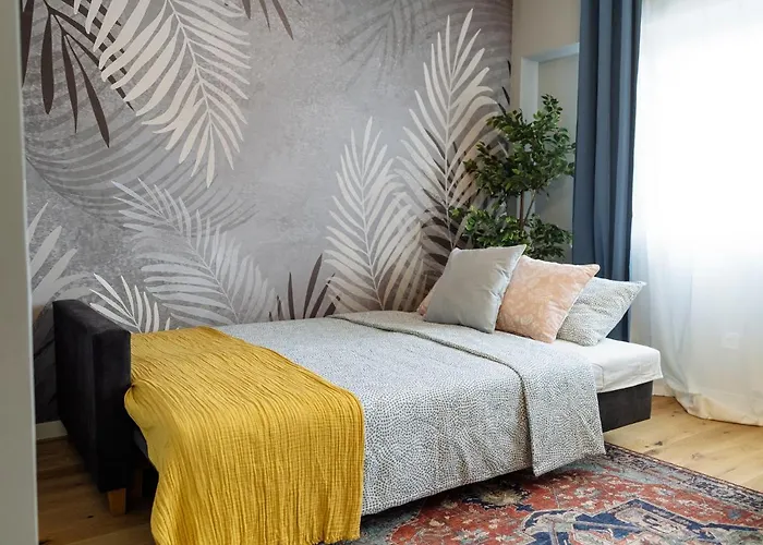 Santos - Old - View - Balcony - Netflix